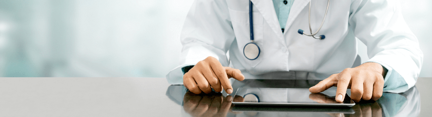 Arzt mit Tablet Arvato Systems auf der DMEA, der größten europäischen Messe für digitale Gesundheitsanwendungen