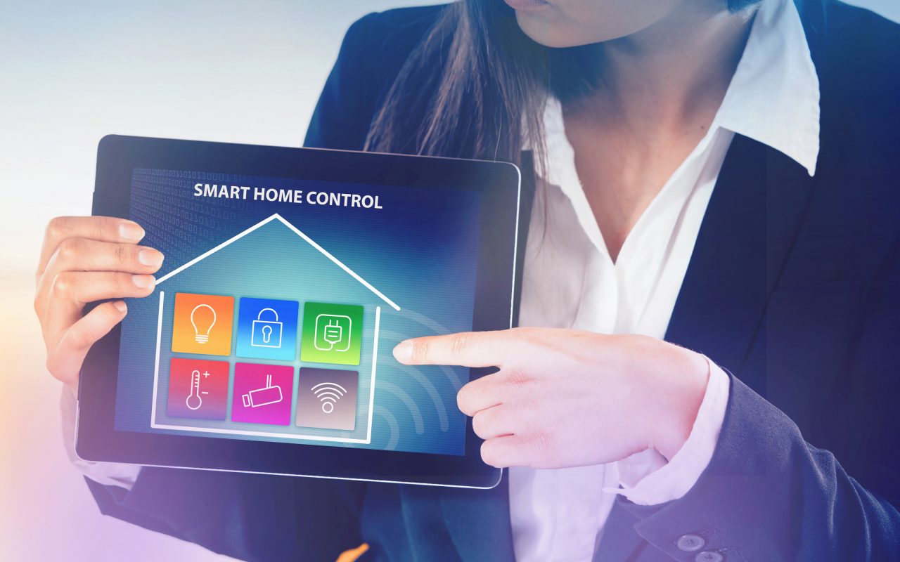 Arvato Systems_Utilities_Smart Home: Frau mit Tablet Arvato Systems_Utilities_Smart Home: Frau mit Tablet